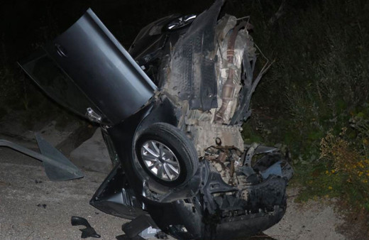 Abant'ta beton bariyere çarpan otomobil ikiye bölündü