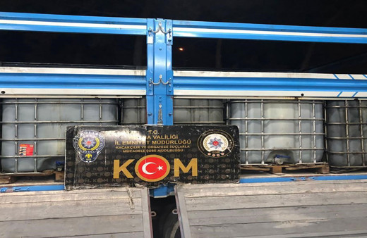 Adana'da polis ekipleri bir tırda 14 bin litre kaçak akaryakıt ele geçirdi!