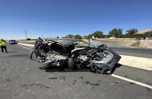 Adıyaman'da ticari araç ve pikap kafa kafaya çarpıştı: 3 yaralı