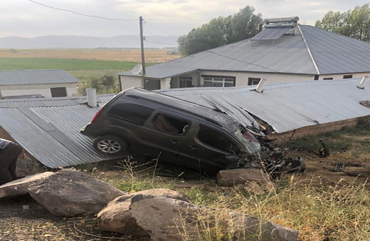 Ağrı'da korkunç kaza! Yoldan çıkan ticari araç şarampole uçtu: 9 yaralı