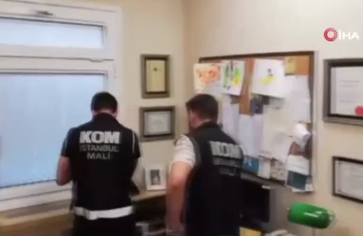 Ameliyat için bıçak parası isteyen doktor tutuklandı! Hastanedeki odasından para fışkırdı