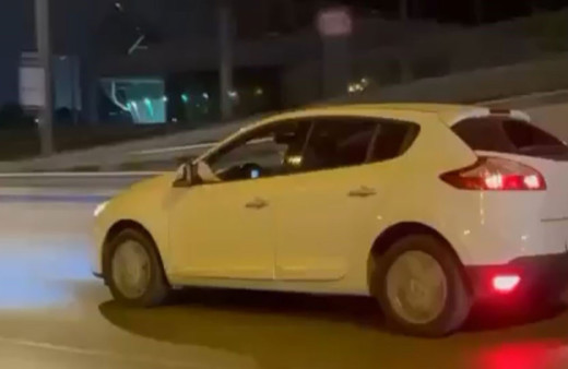 Serinlemek için aracının içinde yaptıkları trafiği tehlikeye attı!