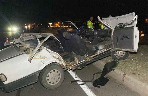 Tıra arkadan çarpan araç paramparça oldu: 1 ağır yaralı