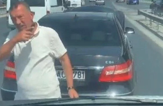 Ambulansın önünü kesip içine bakmak isteyen kişiye ceza