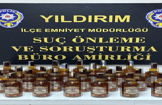 Bursa'da polis ekiplerinden sahte alkol operasyonu! Durudurlan araçta çok sayıda sahte alkol ele geçirildi