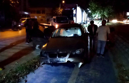 Bursa'da otomobil ve cip çarpıştı! Refüje çarparak devrildi: 5 yaralı