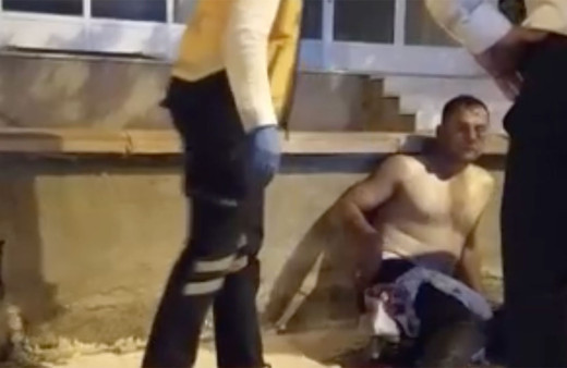 Komşuların bıçaklı kavgası mahalleyi ayağa kaldırdı! 1 kişi yaralandı