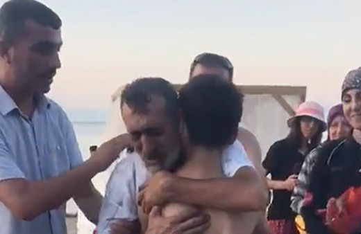 Öldü sandığı oğlunu görünce şoka girdi! Gözyaşları içinde sarılıp sarılıp öptü