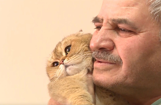 Emekli komiserden görenlerin yüzlerini güldüren hareket! Kedisini her gün salıncağa bindiriyor