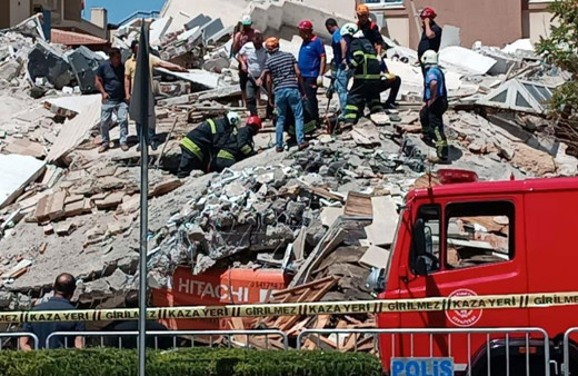 Gaziantep'te hasarlı bina kepçe operatörünün üzerine yıkıldı!