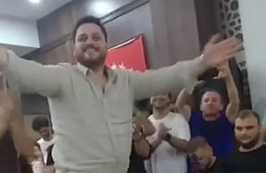 BTP Genel Başkanı Hüseyin Baş sahnede döktürdü! Şarkı söyleyip kolbastı oynadı