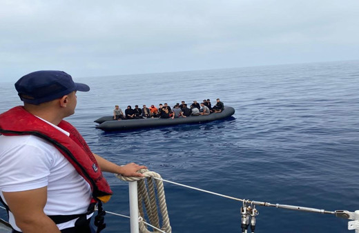 Kuşadası'nda lastik botla geri itilen 30 düzensiz göçmen kurtarıldı!
