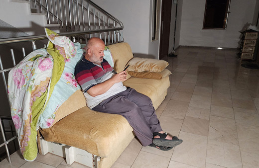 İşler tersine döndü! Kiracısı evden çıkmayınca ev sahibi sokakta kaldı