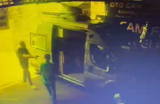 Kartal'da oto tamircide dehşet anları! Eski müşteri karavana silahla saldırdı