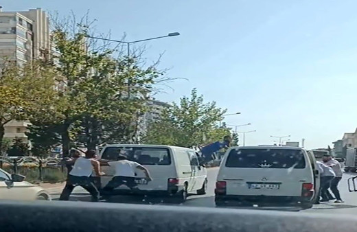 Konya'da tekmeli tokatlı trafik kavgasında ilginç anlar! Minibüsün camından atlayıp kavgaya karıştı