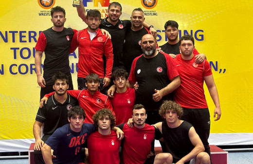 Milli güreşçiler Romanya'daki turnuvada 9 madalya kazandı!