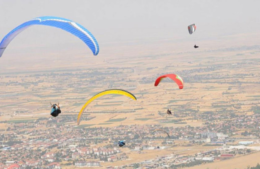 10. Akşehir XC Open Türkiye Yamaç Paraşütü Yarışması başladı