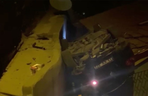 Silahlı saldırıdan kaçmaya çalışırken aracıyla 100 metre uçup evin çatısına girdi!