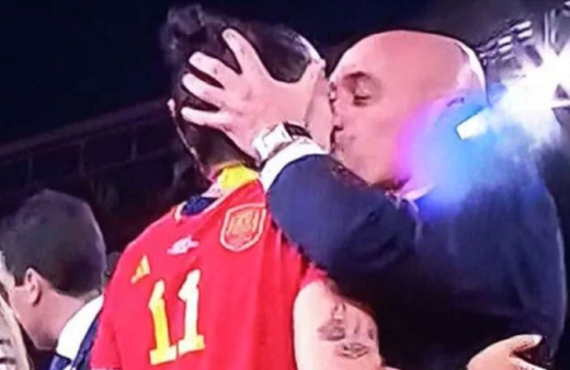 Dünya Kupası töreninde skandal! Federasyon başkanı kadın futbolcuyu dudağından öptü