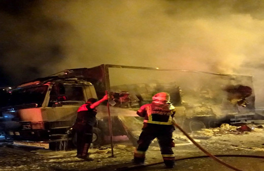 Gıda malzemesi taşıyan kamyon seyir halindeyken alevlere teslim oldu!