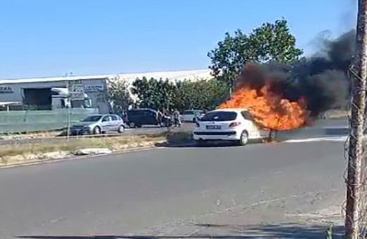 Şanssızlığın bu kadarı! Yeni aldığı otomobili gözlerinin önünde alev alev yandı