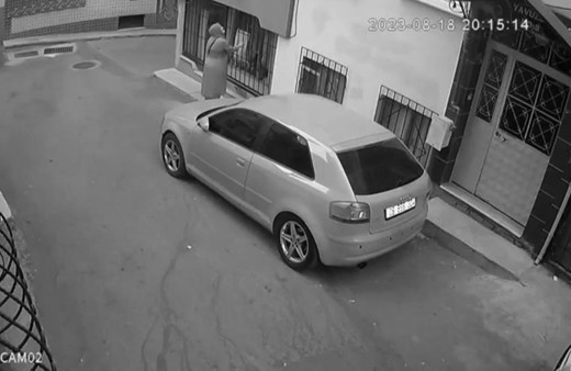 Böyle hırsızlık görülmedi! Motosikletle gelip ipte asılı çamaşırları seçerek çaldılar