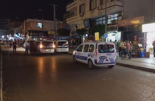 Husumetlilerinin kıraathane çıkışına kurşun yağdırdı! 3 kişiyi yaraladığı anlar kameraya yansıdı