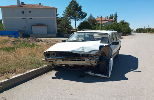 Sivas'ta ticari araç ve otomobil kafa kafaya çarpıştı! Kazada 1'i çocuk 3 kişi yaralandı