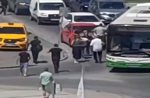 Trafik magandaları yol ortasında yumruk yumruğa kavga etti!