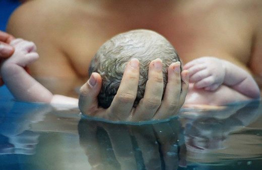 Uzmanlar anne adaylarına açıkladı! İşte suda doğum ile ilgili bilinmeyenler