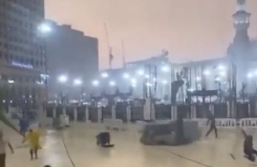 Kabe'de sağanak yağış ve fırtına! Ortalık birbirine girdi insanlar sürüklendi