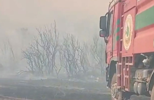 Rüzgar yön değiştirince yangının ortasında kaldılar! Bazı kahramanlar iyi ki var