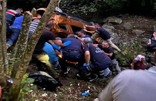 Giresun'da feci kaza! Otomobil 200 metrelik uçuruma yuvarlandı: 1 ölü, 4 yaralı