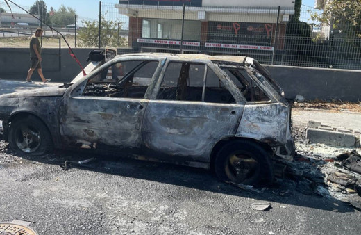 İstanbul'da yanan otomobil kullanılamaz hale geldi!