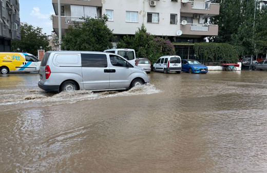 İzmir'de su borusu patladı, ev ve iş yerlerini su bastı!