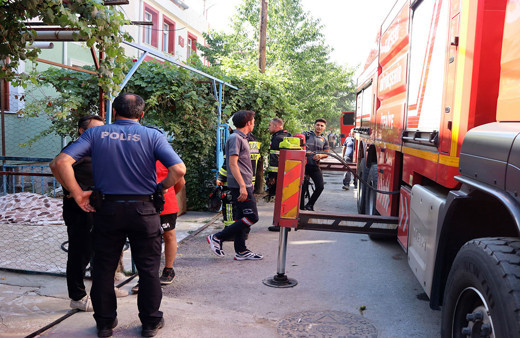 Müstakil ev alev alev yandı! 3'ü çocuk 5 kişi zehirlendi