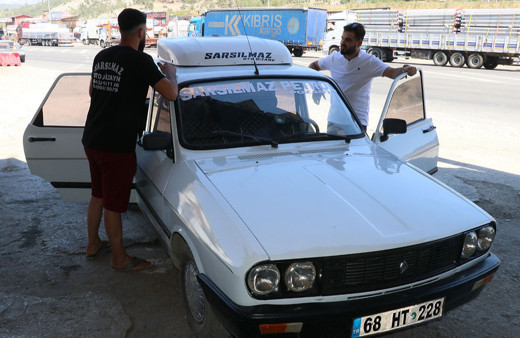 Adana'da sıcaktan bunalan esnaf 1991 model aracına klima taktı!