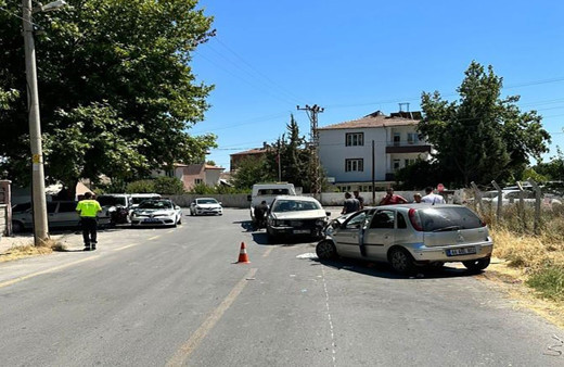 Malatya'da iki araç kafa kafaya çarpıştı! 6 kişi yaralandı