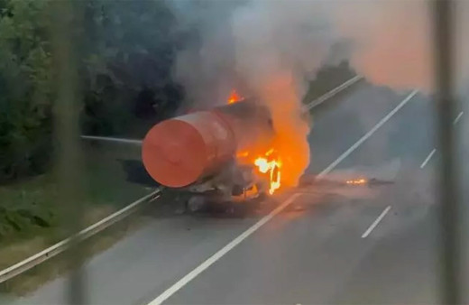 Üsküdar'da çöp kamyonunda çıkan yangın ticari araç ve otomobile sıçradı! Araçlar hurdaya döndü