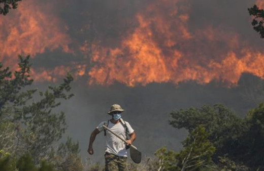 Yunanistan'da yangınlar nedeniyle tahliyeler sürüyor