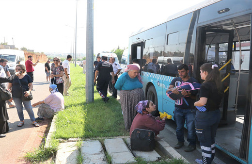 Antalya'da servis minibüsü yolcu almak için duran otobüse çarptı! Feci kazada 4 kişi yaralandı