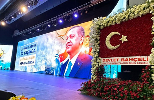 Bahçeli’den AK Parti'nin 22. kuruluş yıl dönümü için Türk bayraklı kutlama çiçeği
