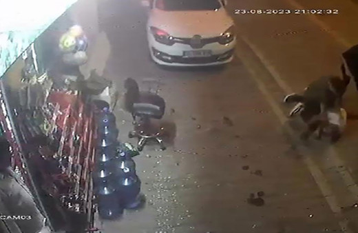 Esenyurt'ta bir şahısa arayıp rahatsız ettiği kadının yakınlarından meydan dayağı! Kavga anları kameraya an be an yansıdı