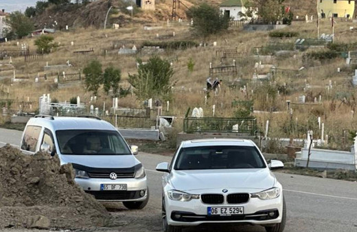 Yüksekova'da mezarlıkta yer kalmadı, mezarlar yola taştı