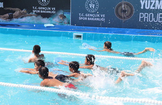 Iğdırlı çocuklar, Ağrı Dağı eteklerinde yüzme öğreniyor!