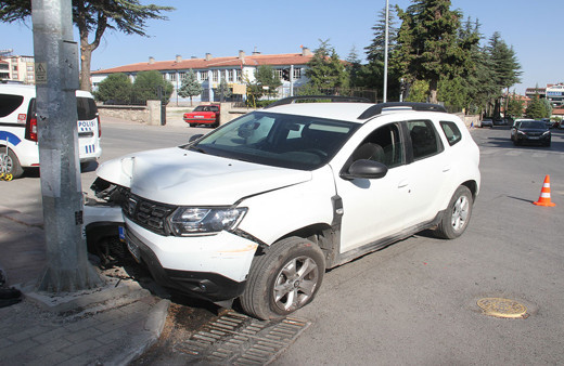 Konya'da 2 otomobil kafa kafaya çarpıştı! 3 kişi yaralandı