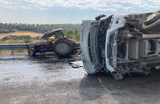 Manisa'da korkunç kaza! Devrilen kamyon traktörü sürükledi:  1 ölü 4 yaralı