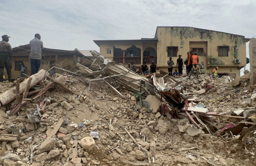 2 katlı bina çöktü: 2 kişi öldü, 37 kişi yaralandı, 10'larca kişi göçük altında