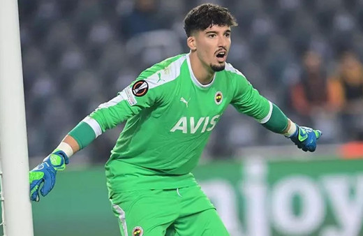 Altay Bayındır İstanbul'dan ayrıldı! Premier Lig devine imza atacak! İşte Fenerbahçe'nin kasasına girecek rakam...