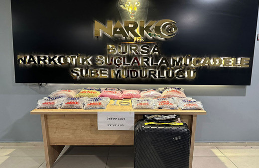 Bursa'da dev uyuşturucu operasyonu! 36 bin 500 uyuşturucu hapın ele geçirildiği anlar polis kamerasında